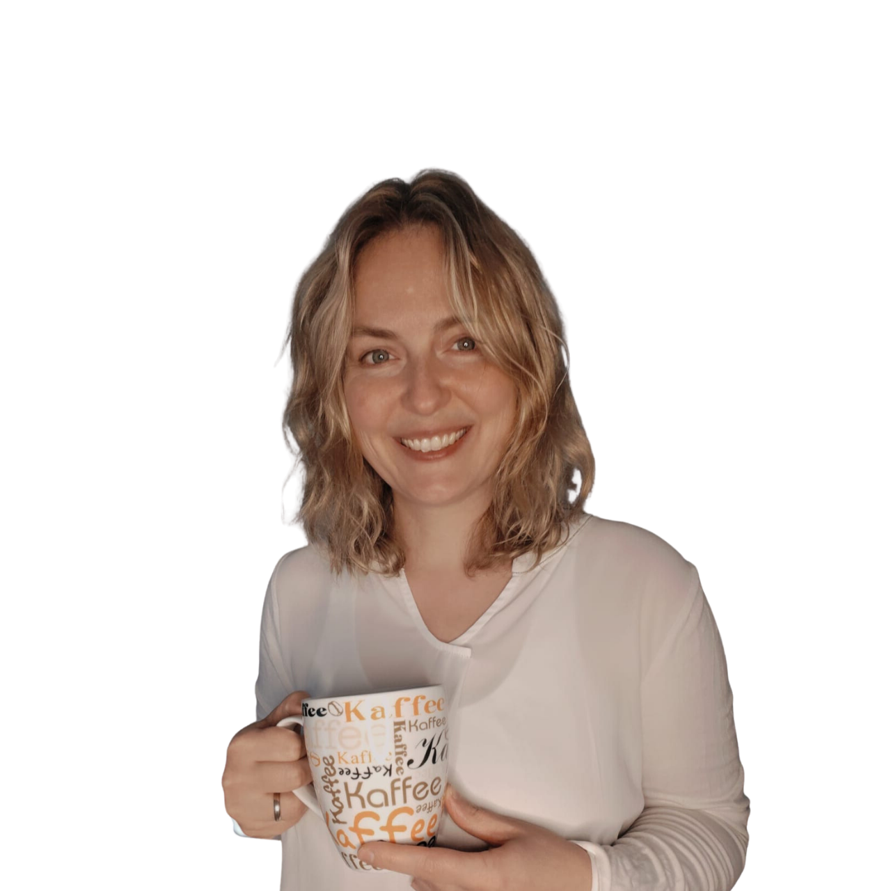 Caroline Bartz Marketing Frau mit blonden, lockigen Haaren hält eine Kaffeetasse und lächelt.